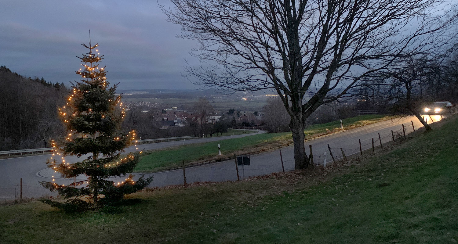 Bild: Abenstimmung am Albtrauf mit beleuchtetem Weihnachtsbaum · Foto: DIGNUS.DE Medien