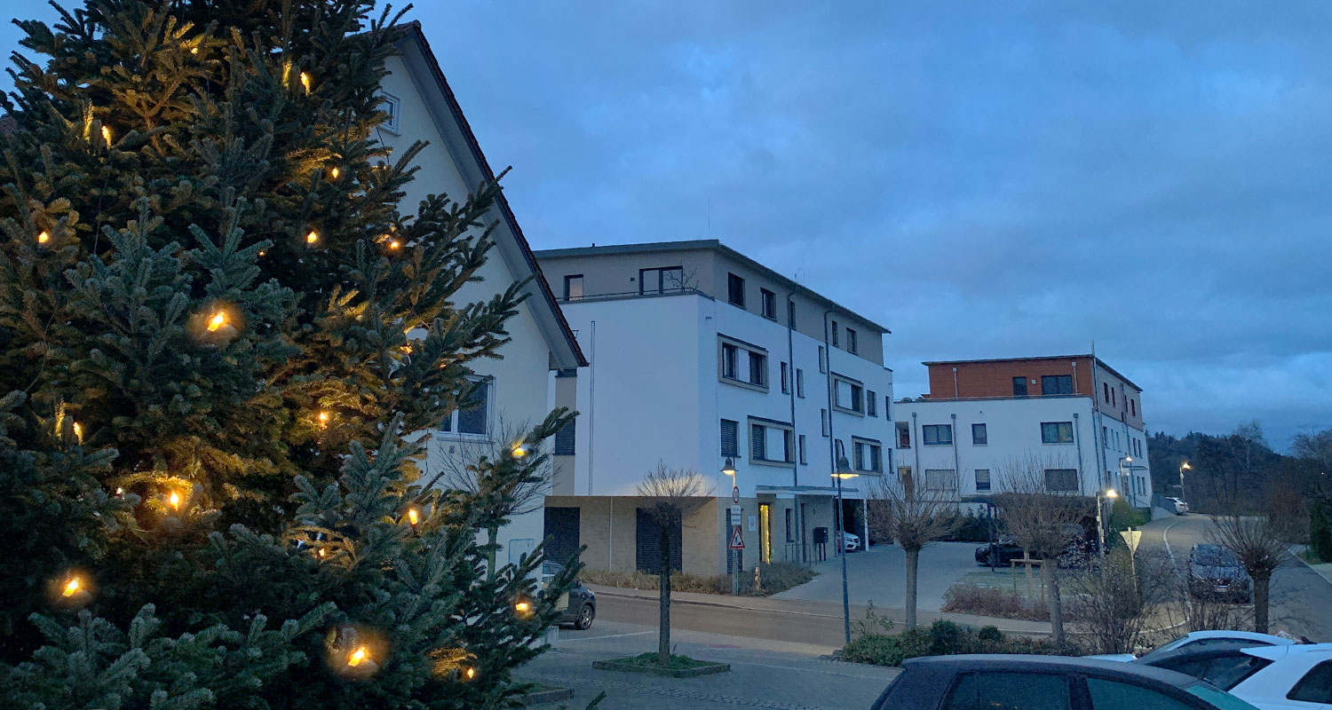 Bild: Abendstimmung am Gemeindehaus mit beleuchtetem Weihnachtsbaum · Foto: DIGNUS.DE Medien