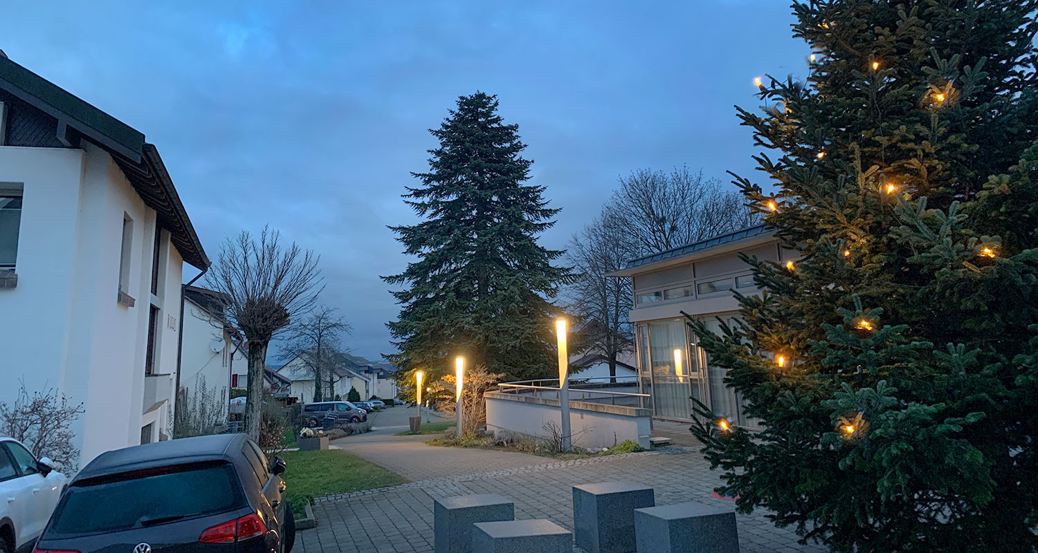 Bild: Abendstimmung am Gemeindehaus mit Weihnachtsbaum · Foto: DIGNUS.DE Medien