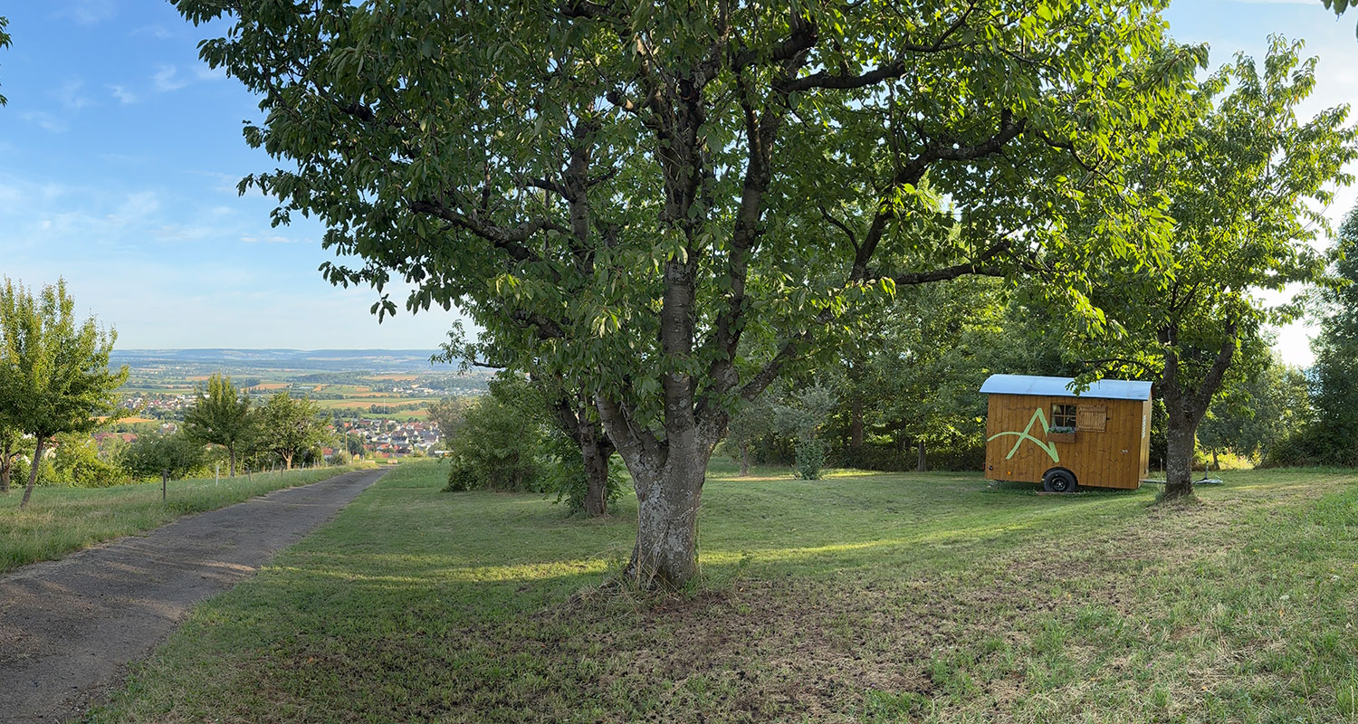 Bild: Im Sommer 2025 ist der "Schäferwagen" eine zeitweise Übernachtungsmöglichkeit auf dem Galgenbuckel oberhalb von Gammelshausen · Foto: DIGNUS.DE Medien