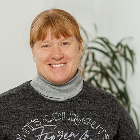 Bild: Cindy Schuller ist Hausmeisterin des Gemeindehauses Gammelshausen · Foto: Tobias Froehner Photography