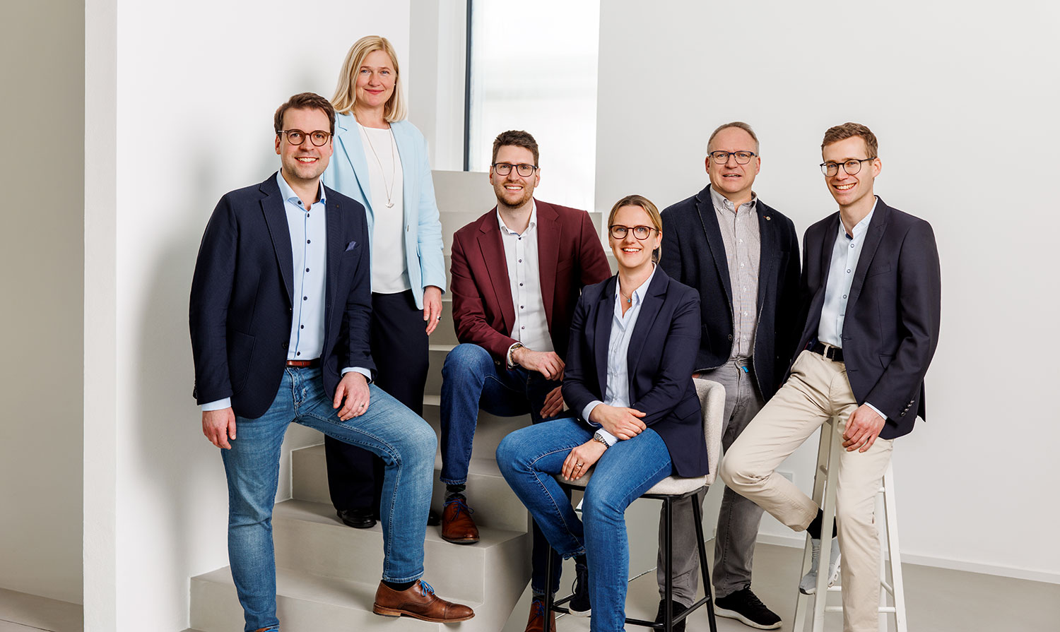 Bild: Die Bürgermeisterinnen und Bürgermeister im Gemeindeverwaltungsverband Raum Bad Boll. Von links nach rechts: Bürgermeister Daniel Kohl (Gammelshausen), Bürgermeisterin Heike Schwarz (Aichelberg), Bürgermeister Christopher Flik (Zell u. A.), Bürgermeisterin Ann Kathrin Traub (Bad Boll), Bürgermeister Jochen Reutter (Hattenhofen), Bürgermeister Markus Wagner (Dürnau). Foto: Tobias Froehner Photography Bild: Die Bürgermeisterinnen und Bürgermeister im Gemeindeverwaltungsverband Raum Bad Boll. Von links nach rechts: Bürgermeister Daniel Kohl (Gammelshausen), Bürgermeisterin Heike Schwarz (Aichelberg), Bürgermeister Christopher Flik (Zell u. A.), Bürgermeisterin Ann Kathrin Traub (Bad Boll), Bürgermeister Jochen Reutter (Hattenhofen), Bürgermeister Markus Wagner (Dürnau). Foto: Tobias Froehner Photography