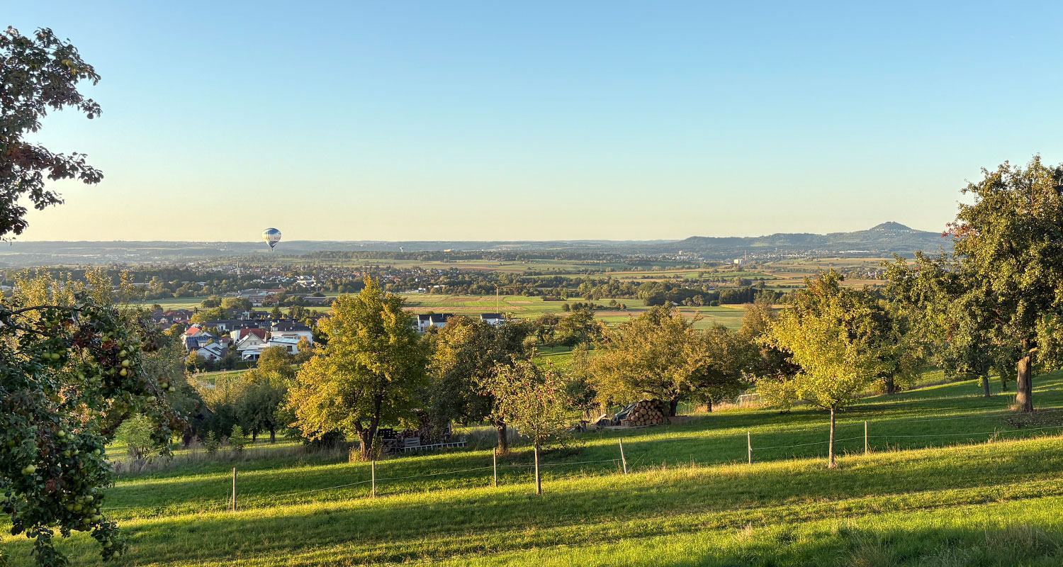 Bild: Blick auf Gammelshausen und den Hohenstaufen mit Heißluftballon · Foto: DIGNUS.DE Medien