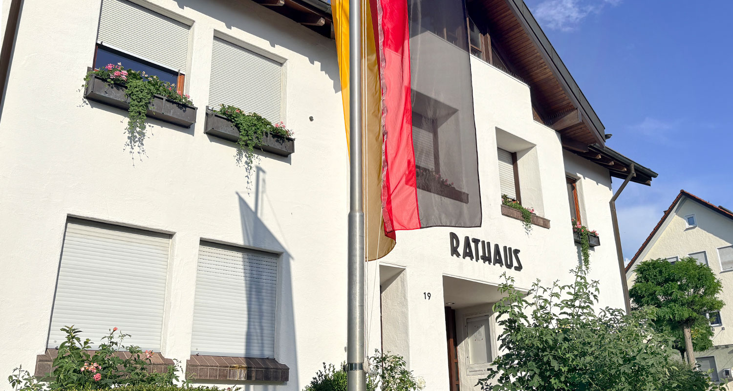 Bild: Rathaus Gammelshausen mit Deutschlandfahne · Foto: DIGNUS.DE Medien