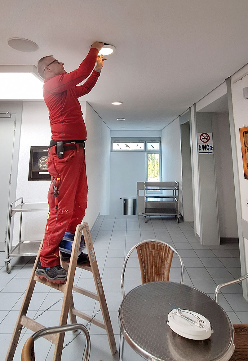 Bild: LED-Sanierung im Gemeindehaus Bild: LED-Sanierung im Gemeindehaus